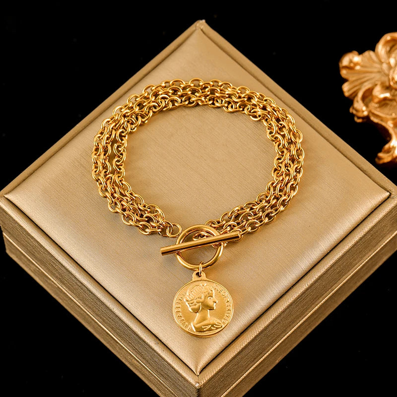 Bracelet doré avec médaillon